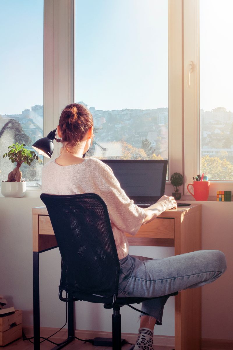 Επαγγελματίας Virtual Assistant που εργάζεται εξ αποστάσεως στην Ελλάδα
